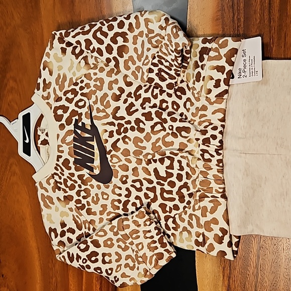 NIKE INFANT GIRLS' 2PC SET: SIZE 12M - 18M - Picture 2 of 10